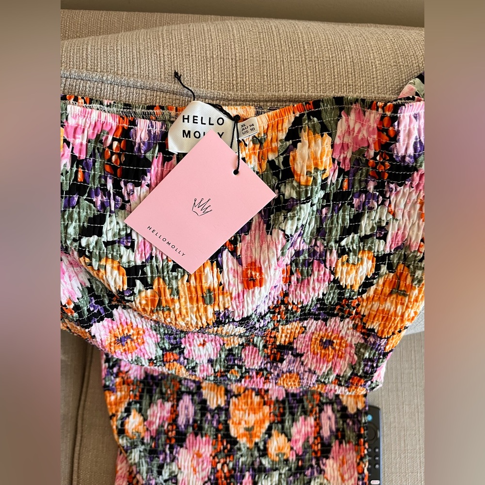 floral size XL but fits like an L.